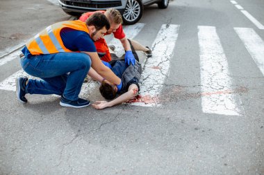 Yoldaki kanayan kişiye ilk yardım uygulamak.