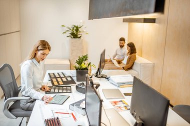 Ofiste çalışanlar.