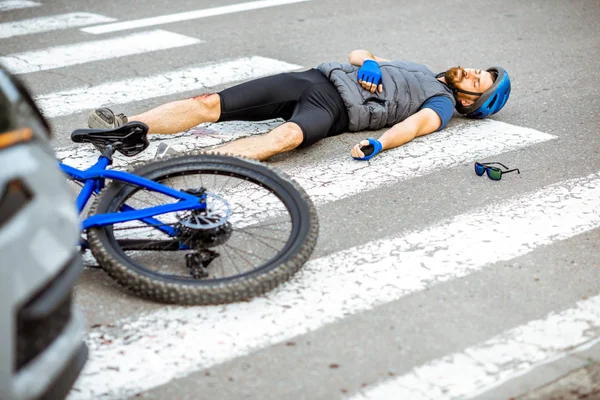 Közúti baleset sérült kerékpárossal — Stock Fotó