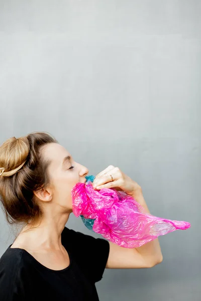 Ritratto concettuale di una donna soffocante di sacchetti di plastica — Foto Stock