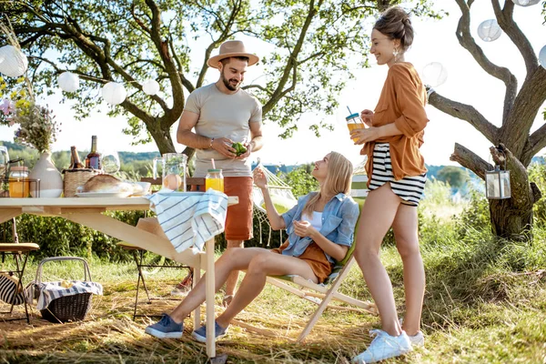 Vrienden hebben een feestje in de tuin — Stockfoto