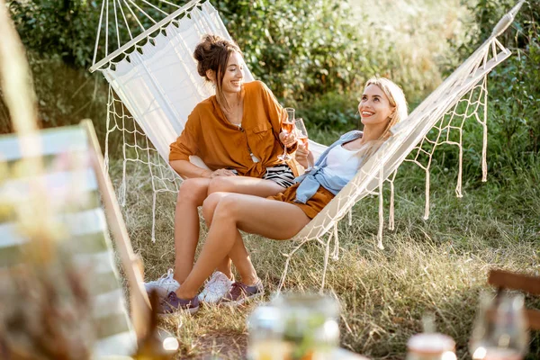 Vriendinnen op een picknick in de tuin — Stockfoto