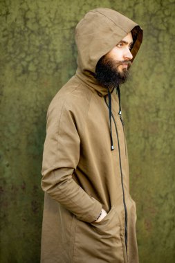 Kapüşonlu ceketli gizemli adam.