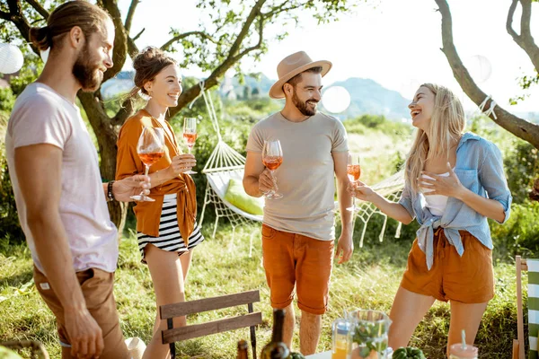 Vänner som festar i trädgården — Stockfoto