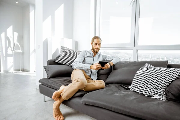 Man on the couch at home — Stock fotografie