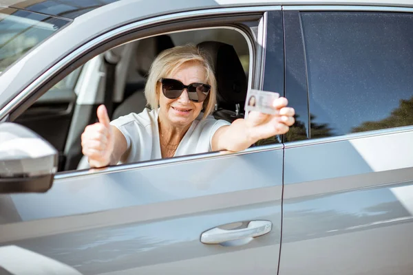 Seniorin im Auto — Stockfoto