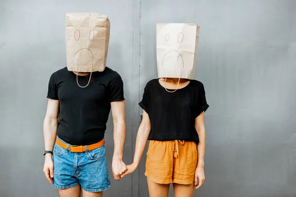 Hombre y mujer con bolsas de papel en la cabeza — Foto de Stock