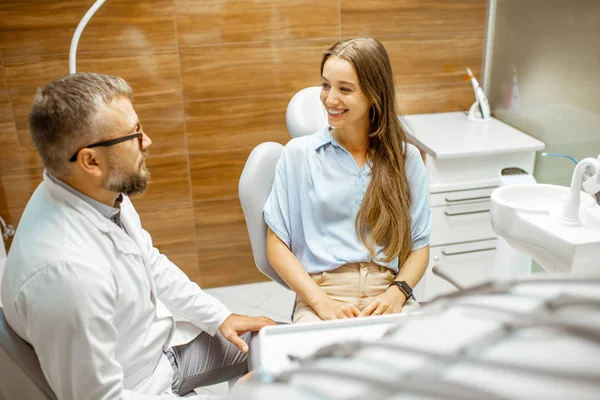 Junge Patientin mit Zahnarzt beim Arztbesuch — Stockfoto