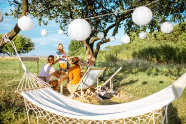 İnsanlar bahçede öğle yemeği yiyor.