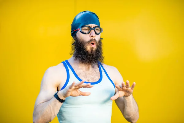 Sarı arka planda tuhaf bir yüzücünün portresi — Stok fotoğraf