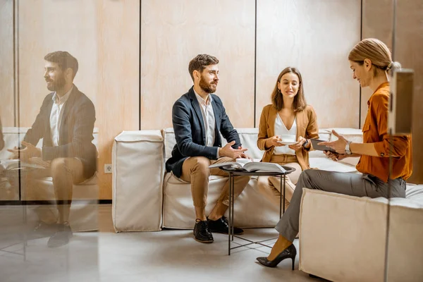 Pareja en una recepción en el departamento de ventas o psicoterapeuta —  Fotos de Stock