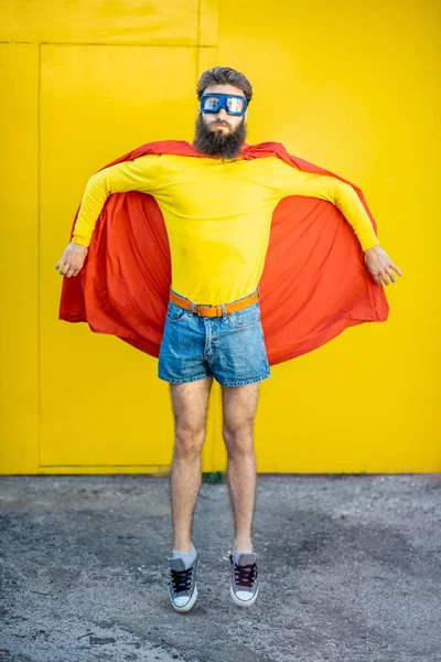 Retrato do Super-Homem no fundo amarelo — Fotografia de Stock