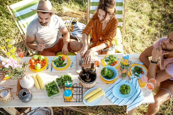 Mensen lunchen in de tuin — Stockfoto