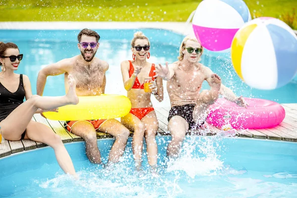 Des amis qui s'amusent sur la piscine — Photo