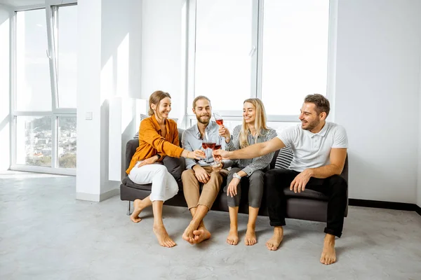 Amigos durante un tiempo libre con el vino en casa —  Fotos de Stock