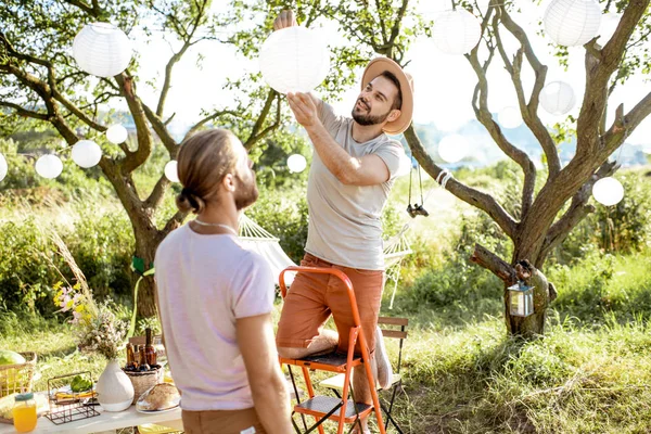 Guys preparing for the party in the garden — Foto Stock