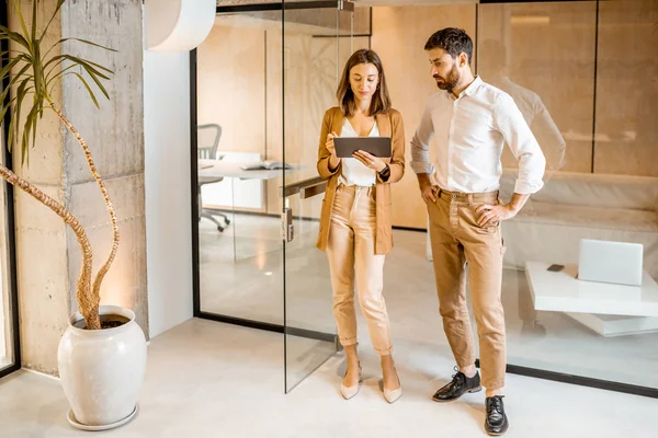 Mensen met digitale tablet in de studio — Stockfoto