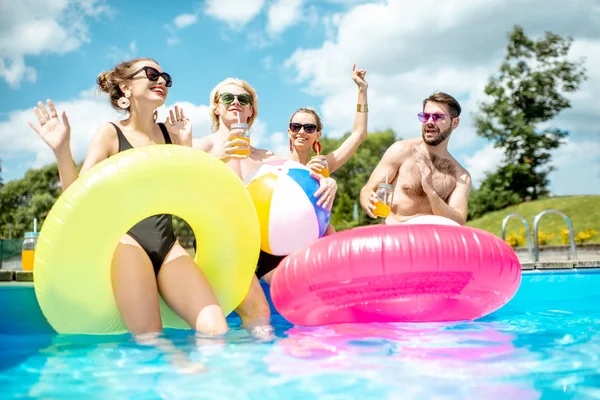 Des amis qui s'amusent sur la piscine — Photo