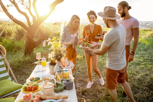 Vrienden op een picknick in de tuin — Stockfoto