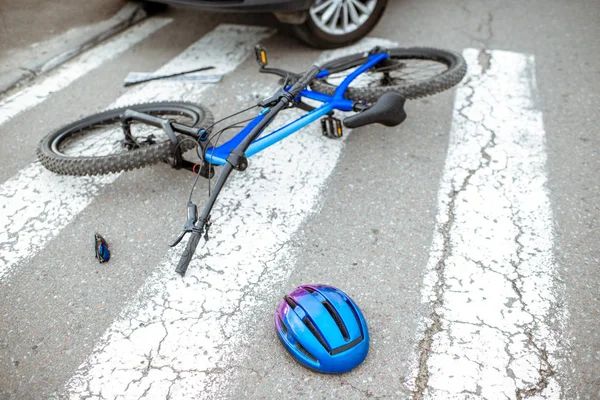 Közúti baleset autóval és törött kerékpárral — Stock Fotó