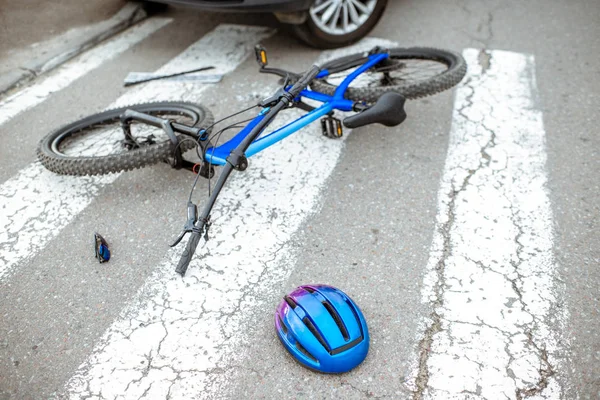 Acidente de viação com carro e bicicleta partida — Fotografia de Stock