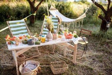 Bahçede çok güzel dekore edilmiş yemek masası.