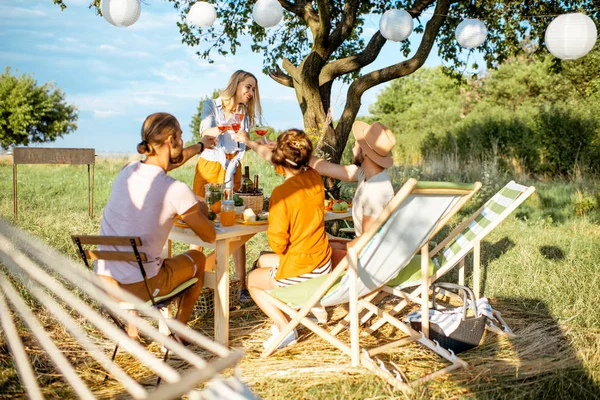 Människor som äter lunch i trädgården — Stockfoto