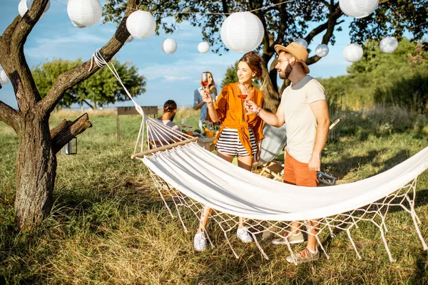 Paar auf einer Party im Garten — Stockfoto