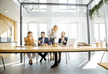 Ofis çalışanı iş başında yemek yiyor.