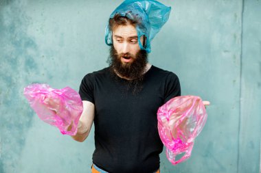 Plastik torbalı bir adamın kavramsal portresi.