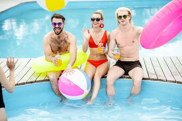 Des amis qui s'amusent sur la piscine — Photo