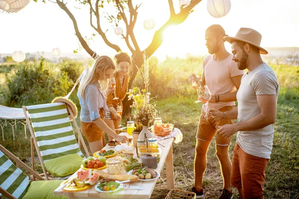 Vrienden op een picknick in de tuin — Stockfoto