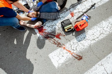 Ambluance çalışanı acil bakım uyguluyor.