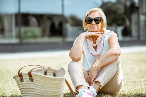 Portrait de style de vie d'une femme âgée en plein air — Photo