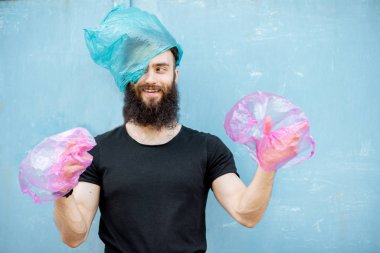 Plastik torbalı bir adamın kavramsal portresi.