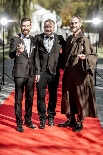 Atores de cinema no tapete vermelho ao ar livre — Fotografia de Stock