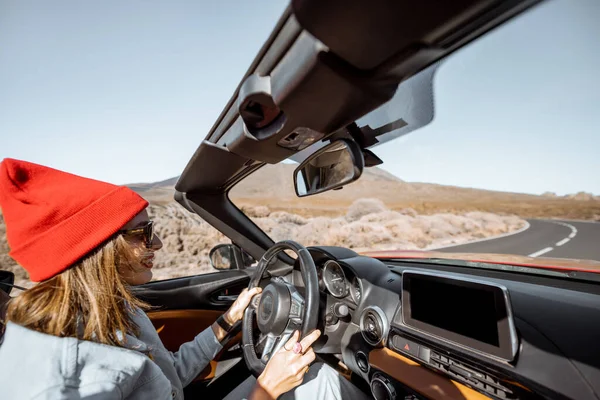 Žena cestující kabriolet auto na pouštní silnici — Stock fotografie