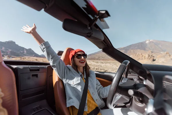 Mulher viajando de carro cabriolet na estrada do deserto — Fotografia de Stock