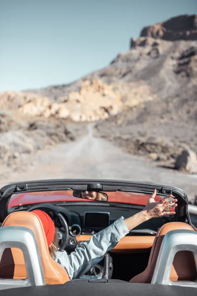 Mulher viajando de carro cabriolet na estrada do deserto — Fotografia de Stock