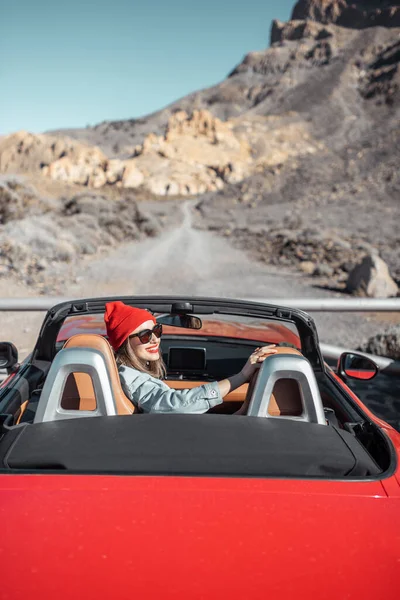 Kvinna som reser med cabriolet bil på öknen vägen — Stockfoto