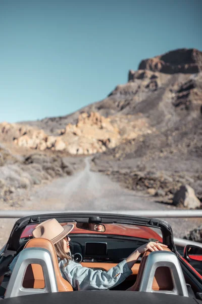 在沙漠路上乘出租车旅行的妇女 — 图库照片