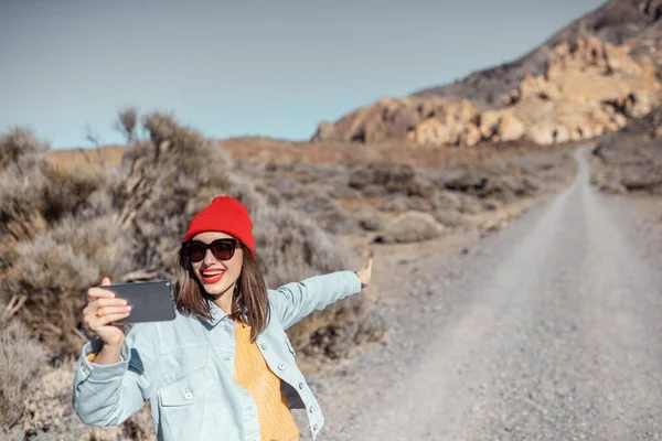 Woman vlogging while travel on the desert valley — Φωτογραφία Αρχείου