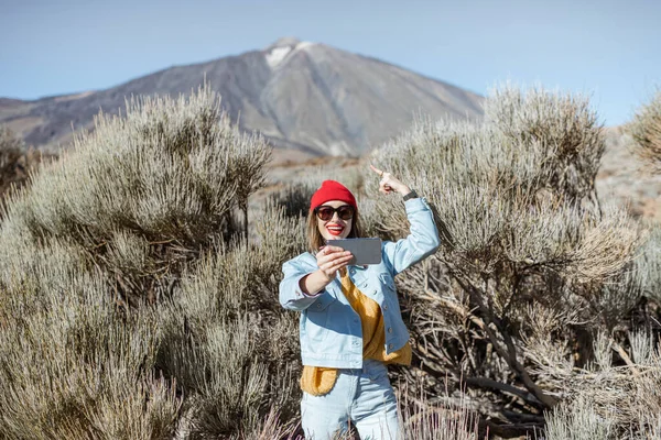 Mujer vlogging mientras viaja en el valle del volcán —  Fotos de Stock