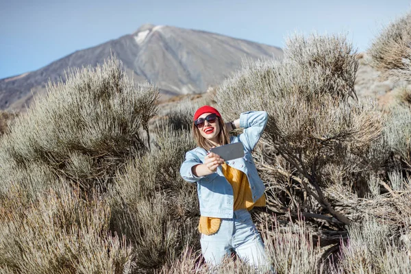 Mujer vlogging mientras viaja en el valle del volcán —  Fotos de Stock