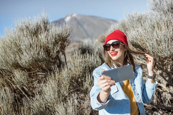 Woman vlogging while travel on the volcano valley — Φωτογραφία Αρχείου