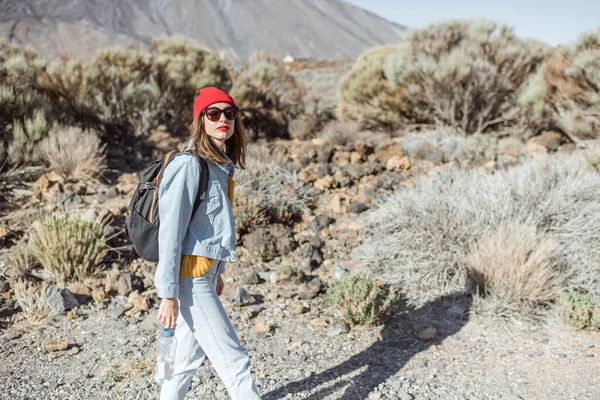 Mujer viajando por el valle del volcán —  Fotos de Stock