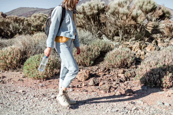 Mujer caminando camino desierto — Foto de Stock