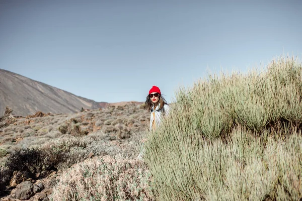 Женщина путешествует по вулканической долине — стоковое фото
