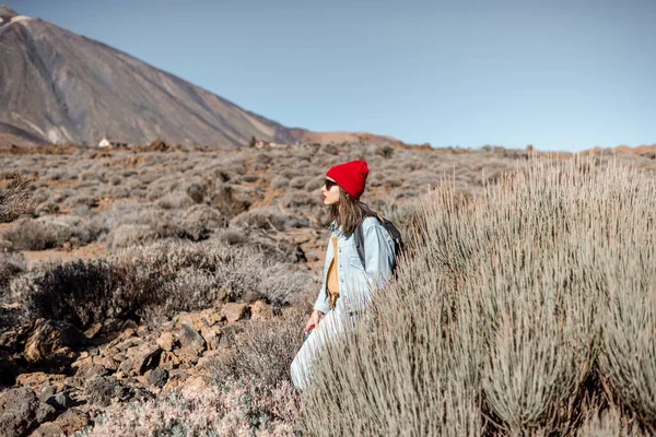 Mujer viajando por el valle del volcán —  Fotos de Stock