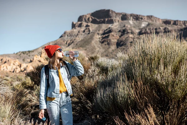 Woman traveling on volcano valley — Stock Photo, Image